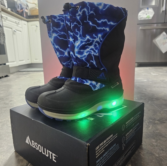 Brandnew in Box Absolute Nebula 3 size 2 Boys boots Light up -40 celsius rating - Picture 2 of 3